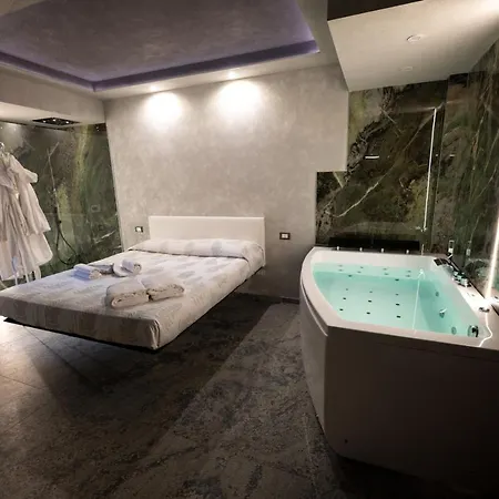 Garda Fantasy Paradise Silver O Gold Apartment *